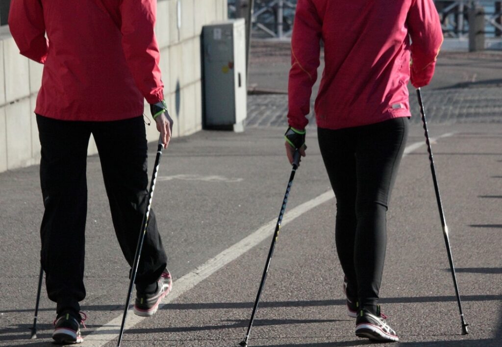 Stałe zajęcia nordic walking w Parku Bródnowskim – zachęcamy do aktywnego spędzania czasu